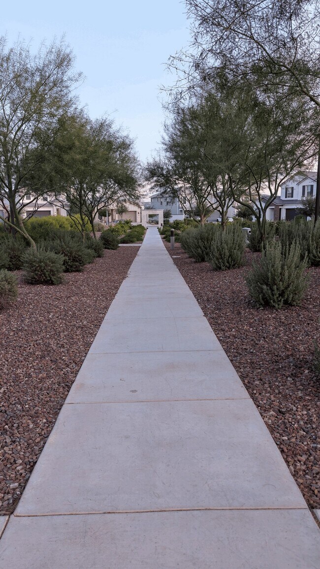 Building Photo - 4854 E Shady Glen Ave