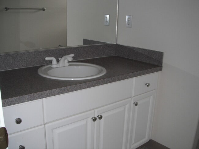 Building Photo - Spacious home and yard ready for you!