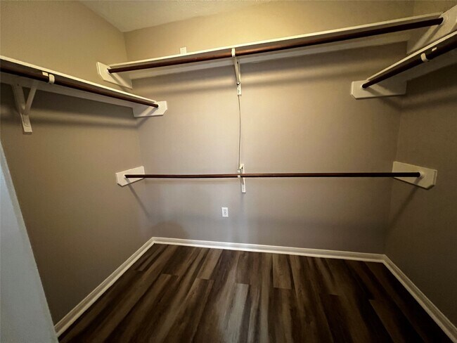 Building Photo - 2427 Halstead Dr