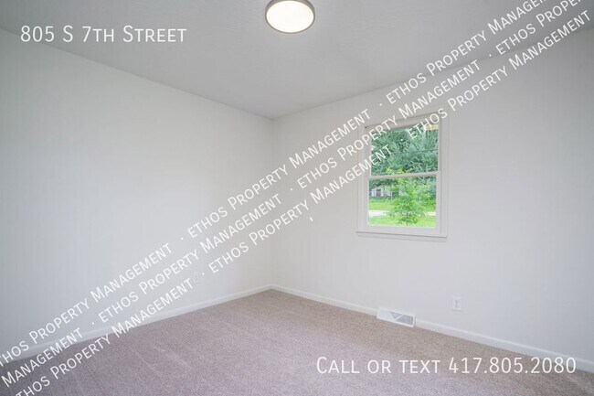 Building Photo - 805 S 7th St