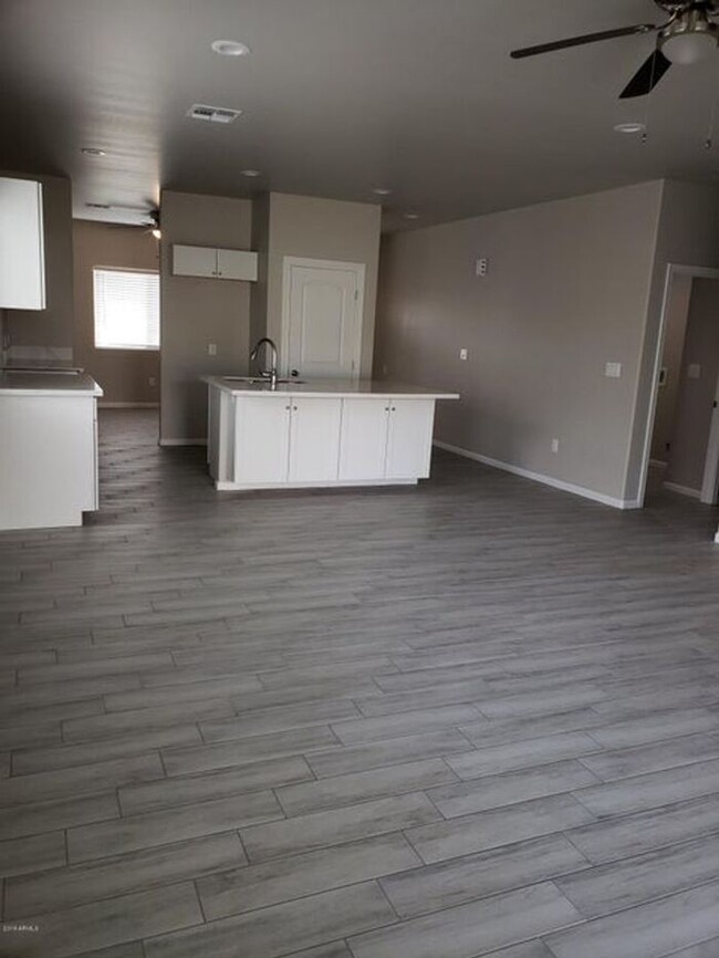 Building Photo - Stunning new 3-bedroom 2-bath