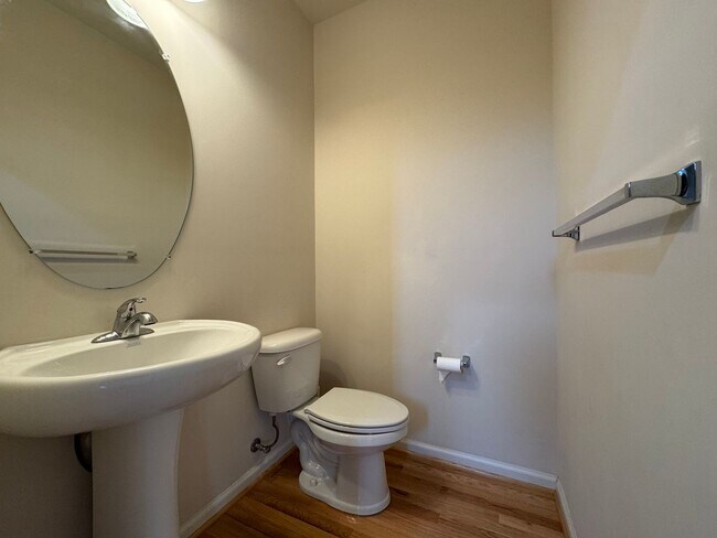 Building Photo - Luxurious 3 Bed 2.5 Bath End-Unit Townhome...