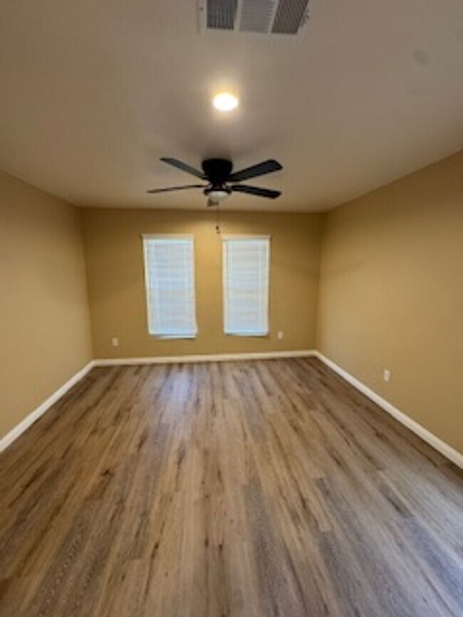 Building Photo - Beautiful Home