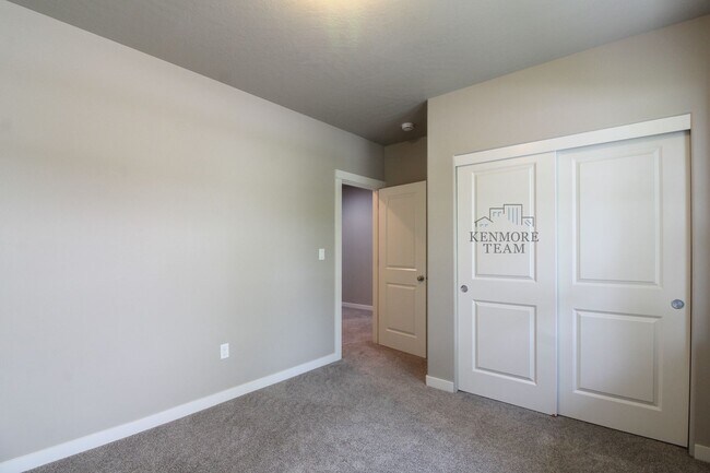 Building Photo - 2950 Woodland Pl