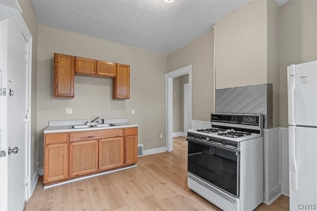 Building Photo - 712 Oak St