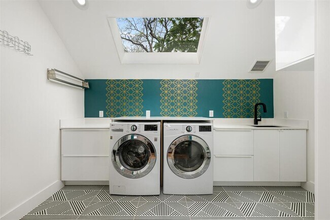 Building Photo - 73 Julius St