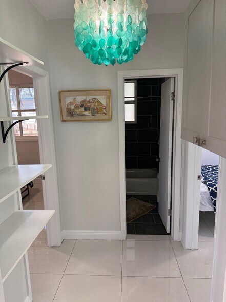 Building Photo - 2513 Staples Ave