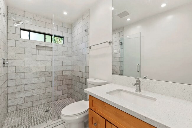 Building Photo - Beautiful clean/private building in one of...