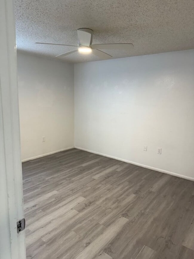 Building Photo - Large Two bedroom Condo