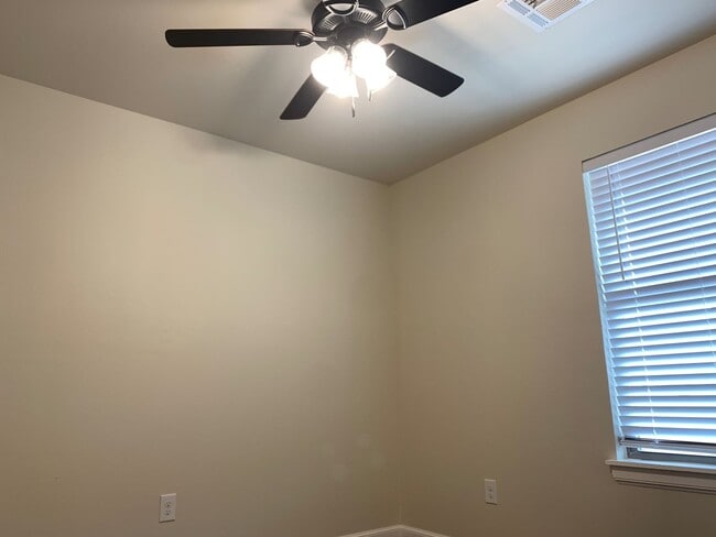 Building Photo - 3 bedroom duplex in Newcastle!