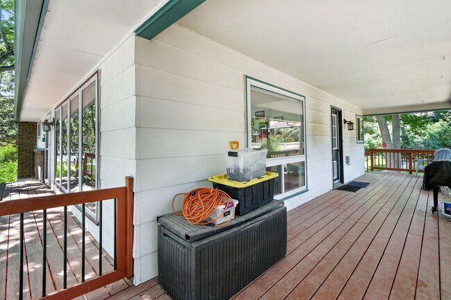 Building Photo - Fabulous 4 BR 3 bath home with fenced back...