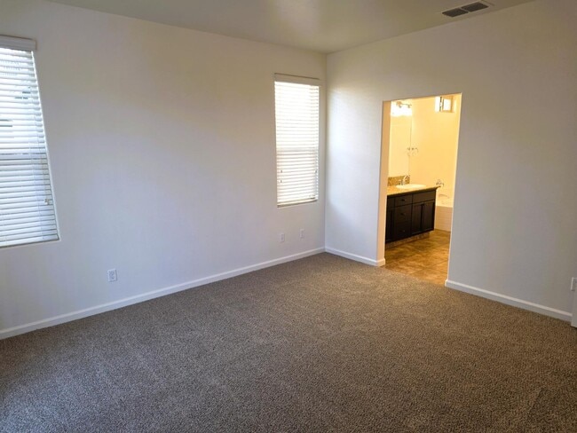 Building Photo - 3479 Sussex Ave