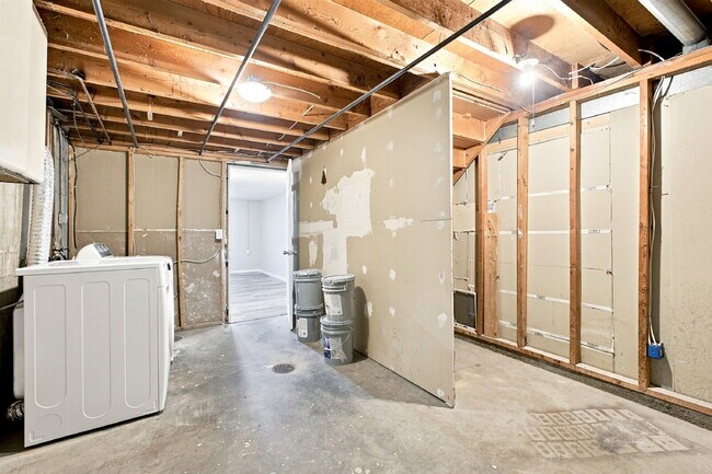 Building Photo - $2,240.95 with $300 Off the first month's rent, 4 Beds, 2 Baths, Triplex Unit in Littleton with W...
