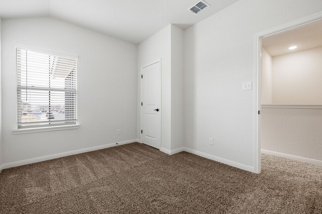 Building Photo - Like-New 3BR Duplex in Gated Community w/ Parks, Granite Kitchen & Private Yard