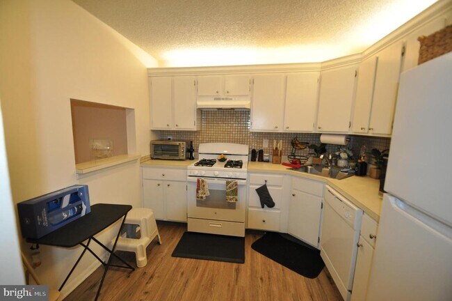 Building Photo - 13 Voscek Ct