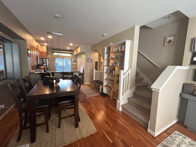 Building Photo - 2106 Yakima Ct S