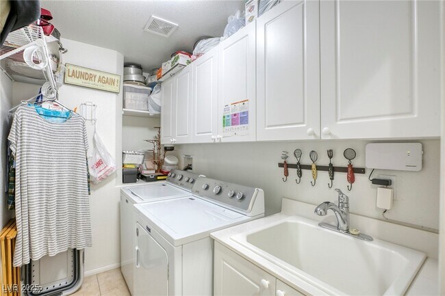 Building Photo - 57 Voltaire Ave