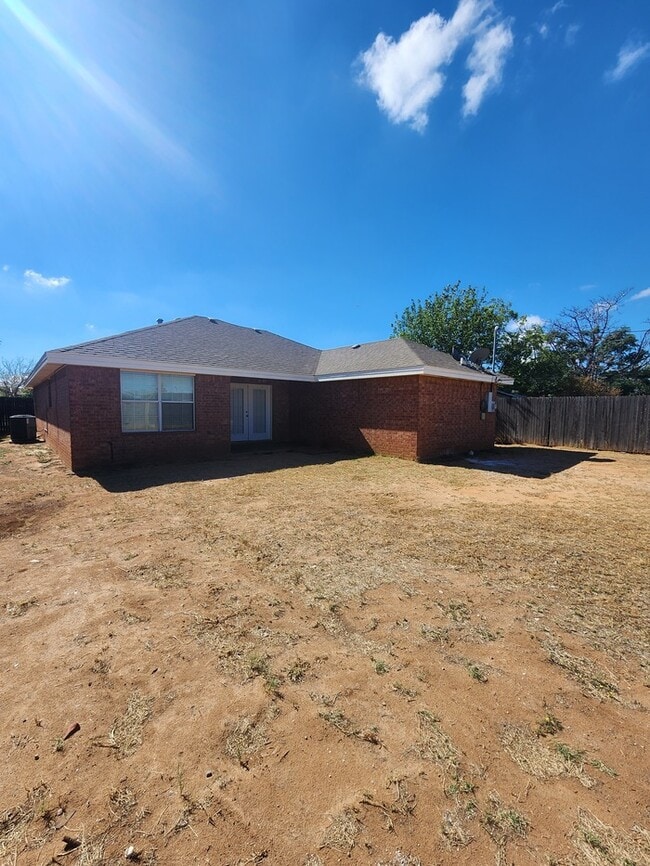 Building Photo - 3 bed 2 bath 1 car garage