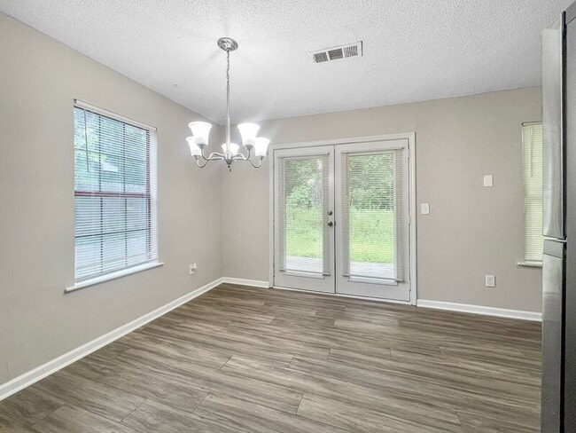 Building Photo - 2135 Valley Oaks Dr SE