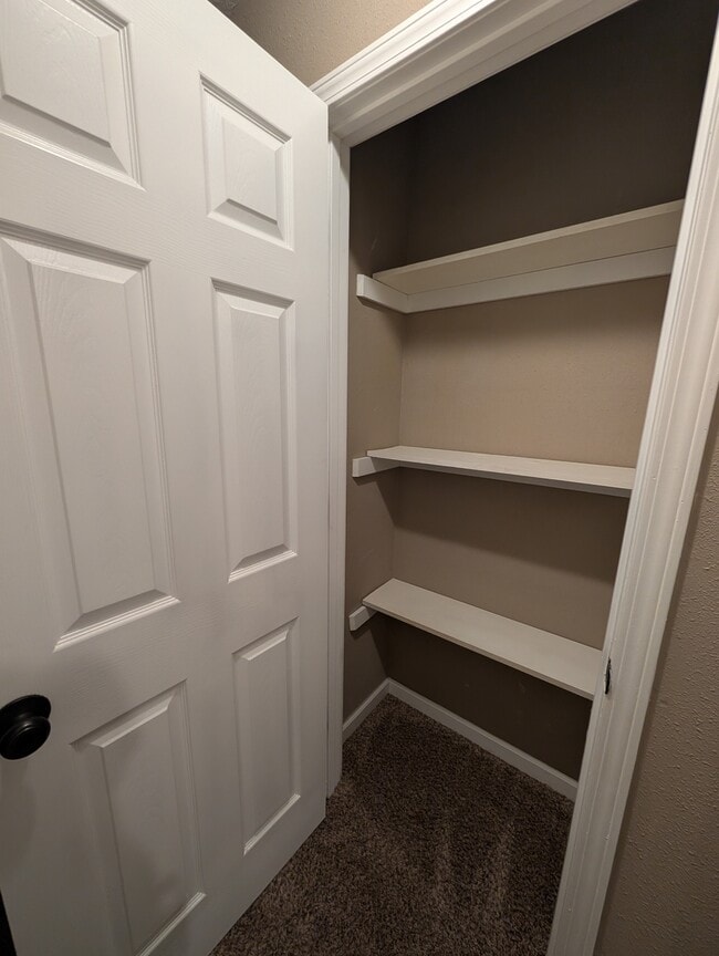 Building Photo - 516 NE Twiss Ave