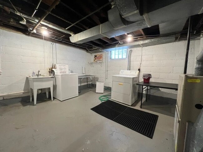 Building Photo - 357 W 9th St