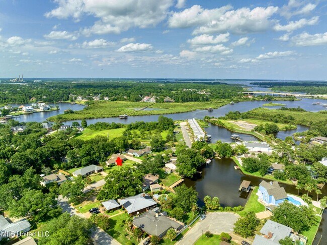 Building Photo - 3 BD 2 BA Home in the Bayou View School Di...