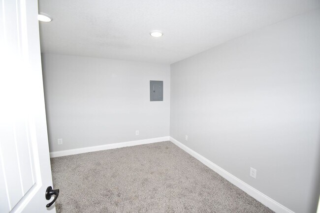 Building Photo - 2 Bedroom Home For Rent Near APSU!