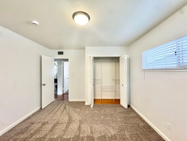 Building Photo - Stunning 3-bedroom, 2-bath home in North Highlands!