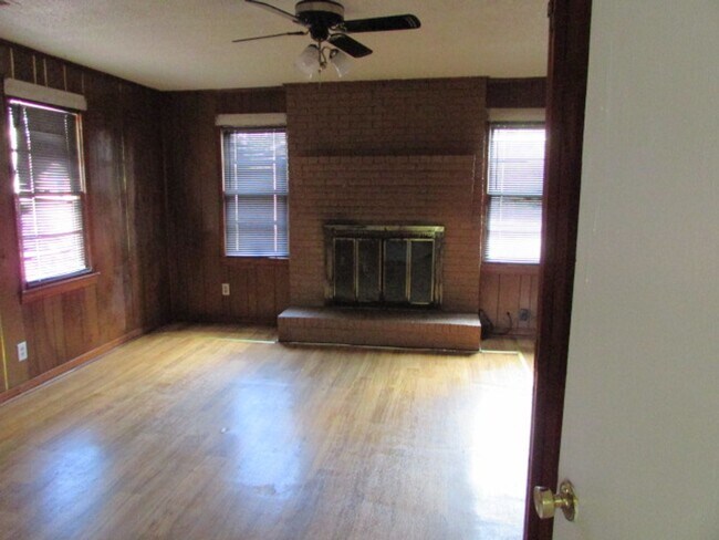 Building Photo - Spacious 2BR Brick Home Near Downtown Sumter – Great Layout!
