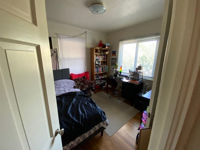 Building Photo - MONTE VISTA  NORTH/UNM 3 Bedroom 1 Bath