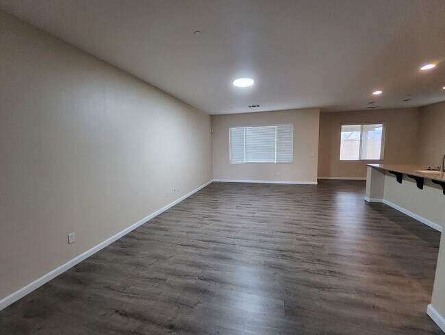 Building Photo - 5815 Pearl Ridge Dr