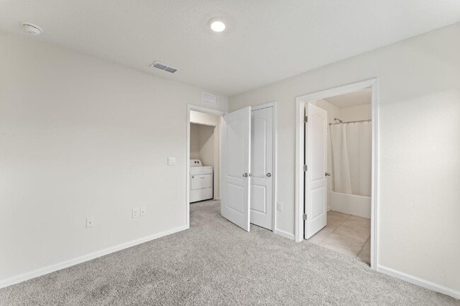 Building Photo - Beautiful 3/2.5 Townhome available for rent in Oakleaf