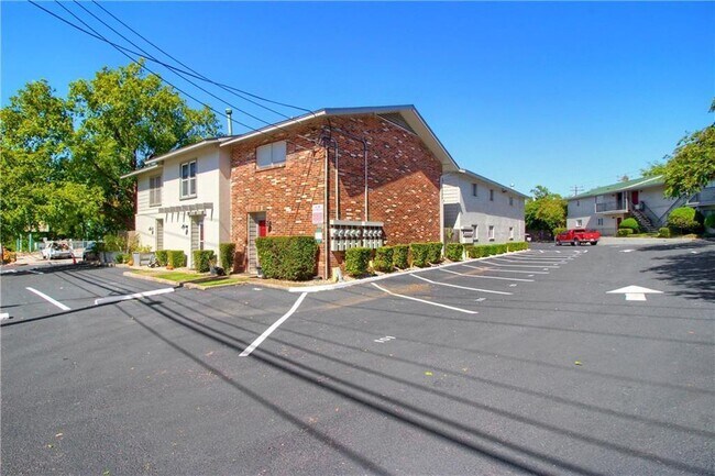 Building Photo - 2122 Hancock Dr