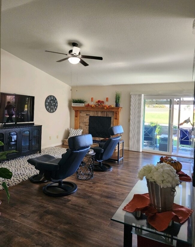 Building Photo - 3 Bedroom 2 bath with 2.5 car garage.