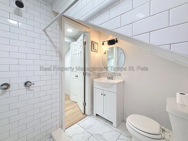 Building Photo - 618 17th Ave S