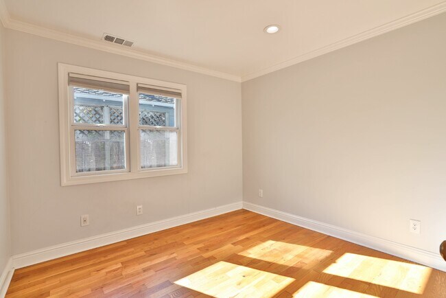 Building Photo - 520 Camino Dr