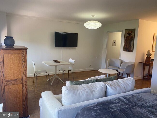 Building Photo - 1200 N Nash St