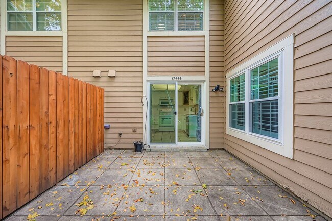 Building Photo - Stylish Townhome with Loft, Fireplace & Ga...
