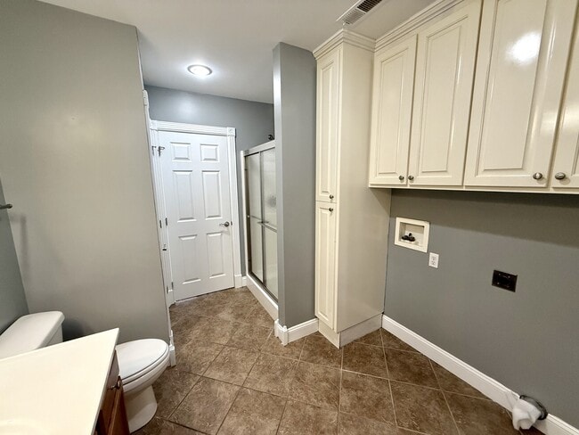 Building Photo - 98 Melrose Dr