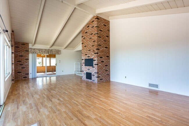 Building Photo - Large Traditional Home in La Mesa!