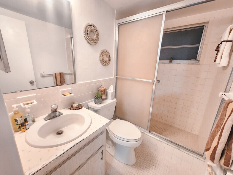 Master bath - 5155 9th Ave N