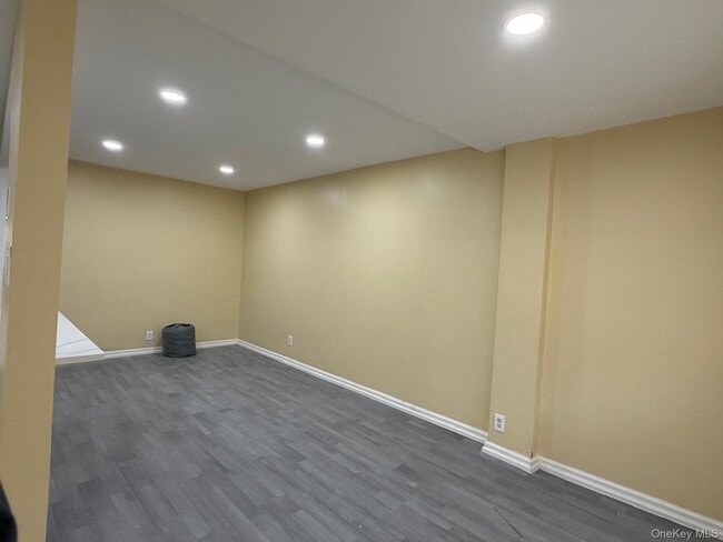 Building Photo - 924 E 106th St