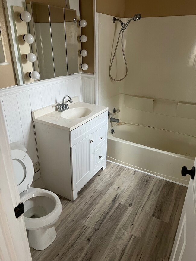 Building Photo - 604 E Oak St