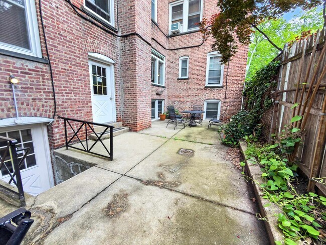 Building Photo - 122 W 39th St