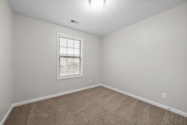 Building Photo - Pet Friendly Three Bedroom in Rossview!