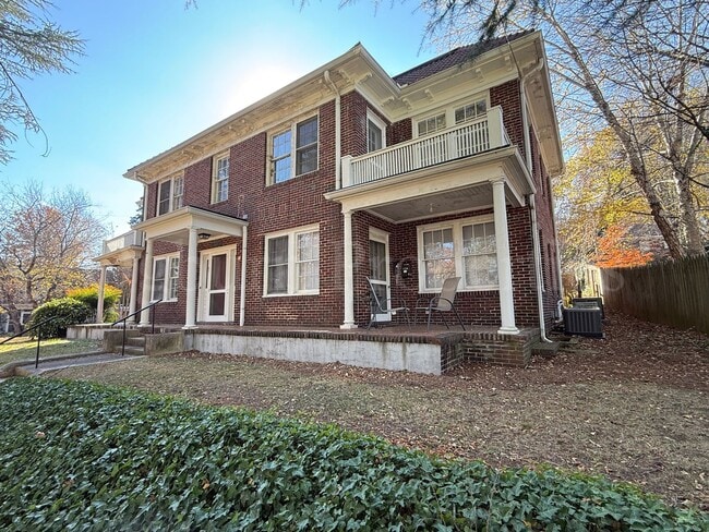 Primary Photo - 202 N Hawthorne Rd