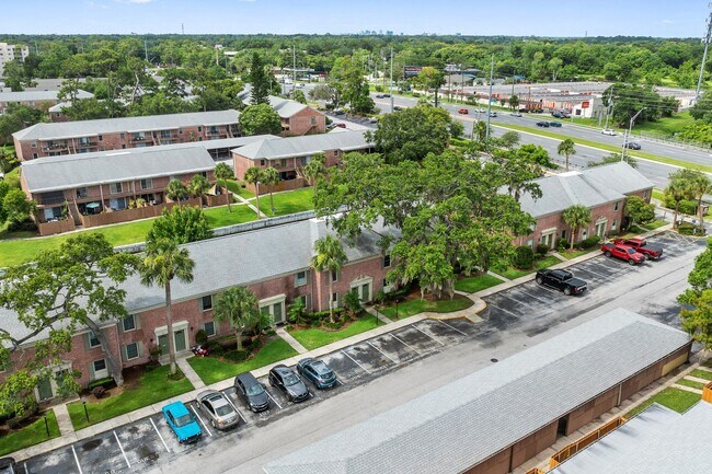 Building Photo - "Spacious 2-Bed Condo with Modern Upgrades...