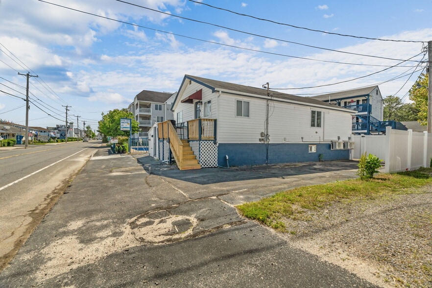 Building Photo - 174 E Grand Ave