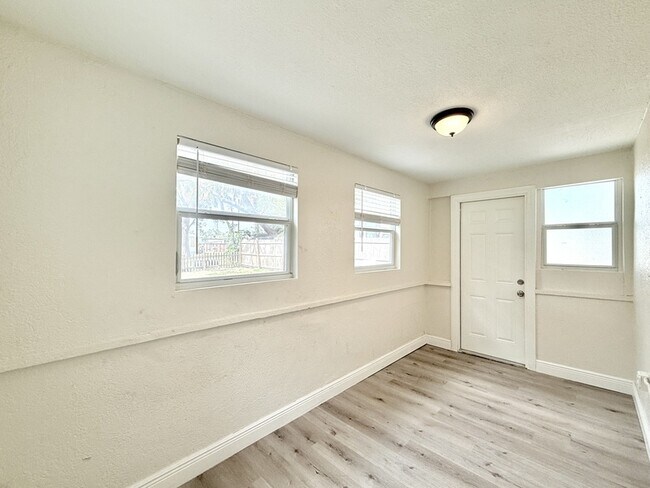 Building Photo - 725 21st Ave S