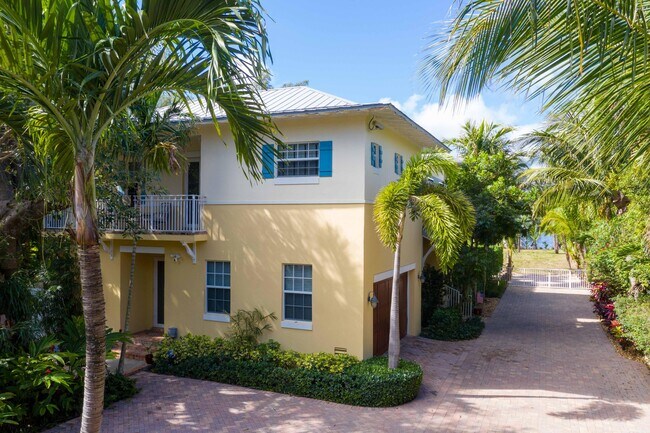 Building Photo - 920 Lago Mar Ln